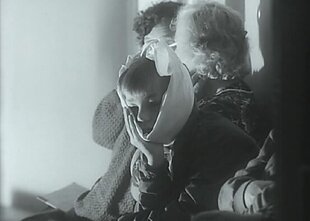 Vaikas laukia eilėje pas odontologą sovietmečiu Vaikas laukia eilėje pas odontologą sovietmečiu