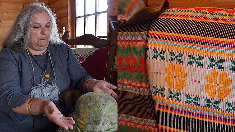 Verpimas, audimas, vilnos vėlimas: Halinos šeimos moterys meilę amatams perduoda iš kartos į kartą