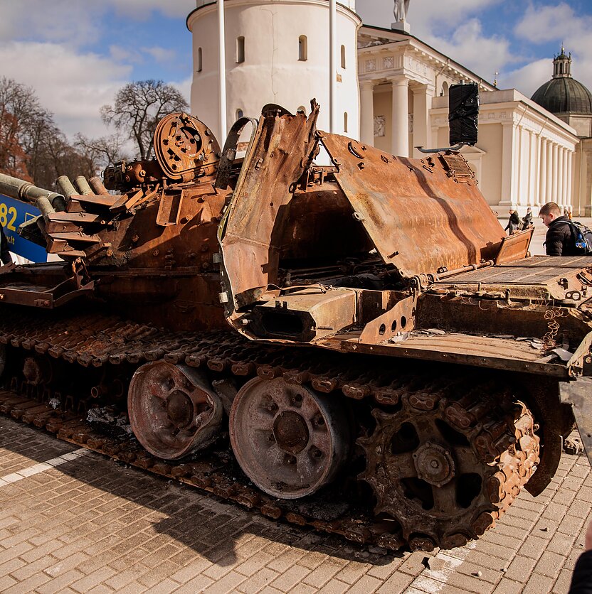 D. Umbraso  / LRT nuotr., Katedros aikštėje eksponuojamas trofėjinis Rusijos kariuomenės tankas