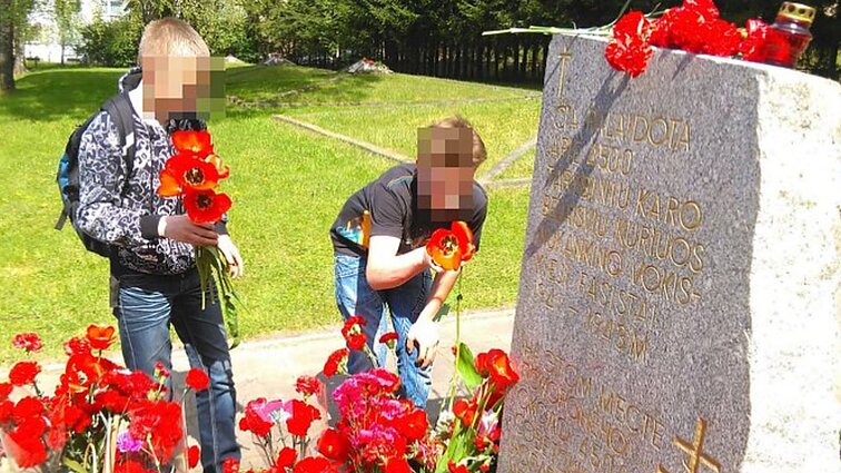 Privačios Vilniaus gimnazijos moksleiviai gegužės 9-ąją lankė Sovietų Sąjungos karo belaisvių kapus
