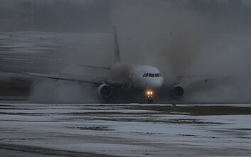 Vilniaus oro uoste nuo tako nuslydo keleivinis lėktuvas Vilniaus oro uoste nuo tako nuslydo keleivinis lėktuvas