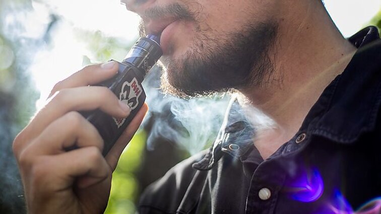 Prasti skaičiai: mokiniai vartoja mažiau tabako, tačiau e. cigaretes rūko kas antras 11-okas
