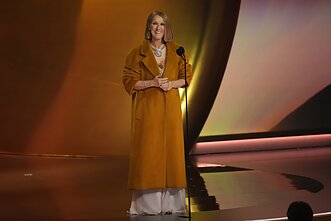Celine Dion pasirodė „Grammy“ apdovanojimų renginyje Celine Dion pasirodė „Grammy“ apdovanojimų renginyje