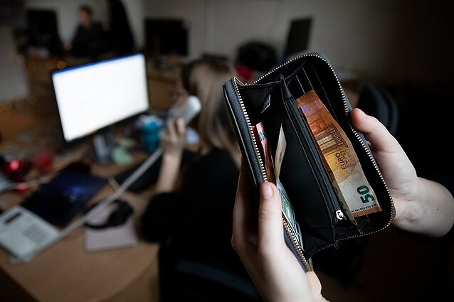 Kelis šimtus eurų dėl sukčių praradusi moteris: jei plėšia rankinę, tai gali priešintis, o čia žiūri į ekraną ir matai tuštėjančią sąskaitą