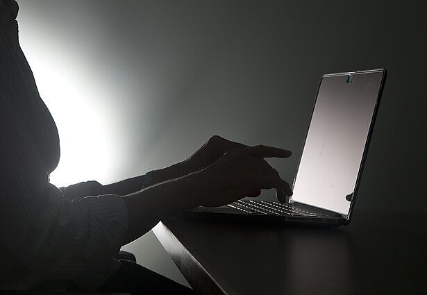 Saugų elgesį internete aptaręs profesorius: žmonės vis dar galvoja, kad už ekranų sėdi „hackeriai“ – tai būtų sukčių laiko švaistymas