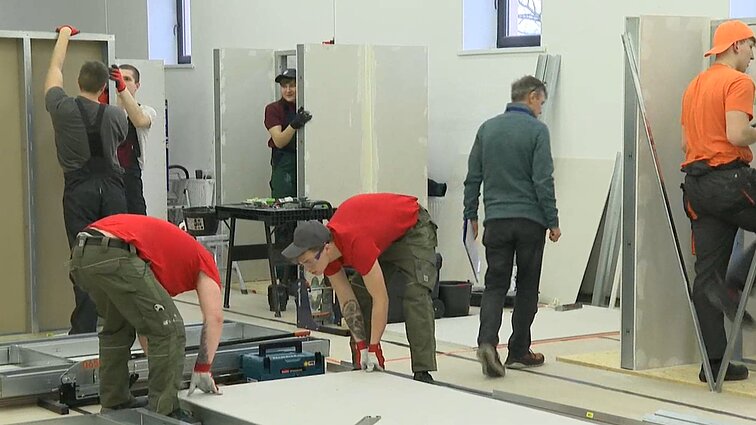 „Rezultatą lemia milimetro dalis“: pademonstruoti meistrystės apdailininkų konkurse susirinko mokiniai iš visos Lietuvos