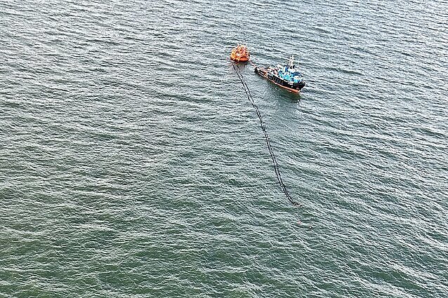 Iš sraigtasparnio užfiksuota Baltijos jūroje išsiliejusios naftos dėmė: ant vandens paviršiaus – nuo 1,8 t teršalų