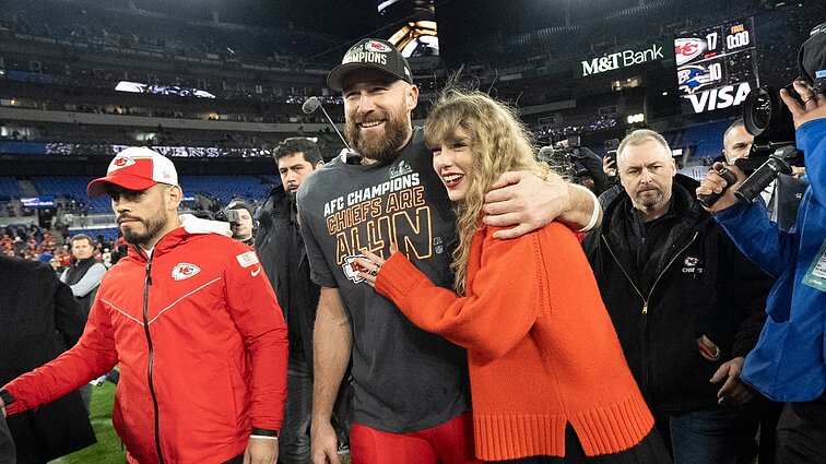 Swift karštinė: jos ir futbolininko draugystė nustelbia „Super Bowl“ finalą, o Trumpo rėmėjai jų meilę vadina Pentagono projektu
