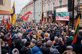 Vasario 16-osios minėjimas prie Lietuvos nepriklausomybės signatarų namų Vasario 16-osios minėjimas prie Lietuvos nepriklausomybės signatarų namų