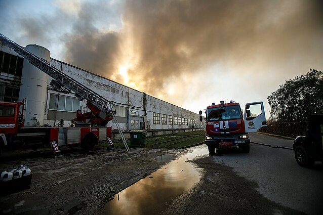 4,5 metų po gaisro Alytaus įmonėje: iš patalpų išvežamos padangos ir jų gaminiai