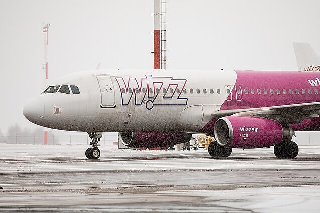 „Wizz Air“ nesilaiko bendrų taisyklių: keleiviai skundžiasi, kad kompanija atšaukinėja skrydžius ir nesiūlo kompensacijų