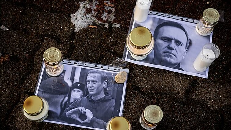 Paskelbus apie Navalno mirtį, žmonės Vilniuje rinkosi pagerbti jo atminimo