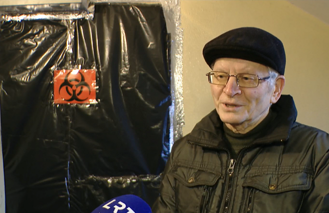 Šiukšlių kaupikės įkaitais tapę daugiabučio gyventojai – aklavietėje: buto savininkė dingusi, o teismo sprendimo įeiti į vidų nėra