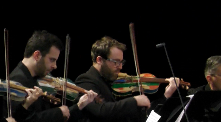 Viduržemio jūroje dingusių migrantų instrumentai: suskilusi, dyzelinu ir jūros vandeniu permirkusi mediena virto smuikais, altais ir violončelėmis