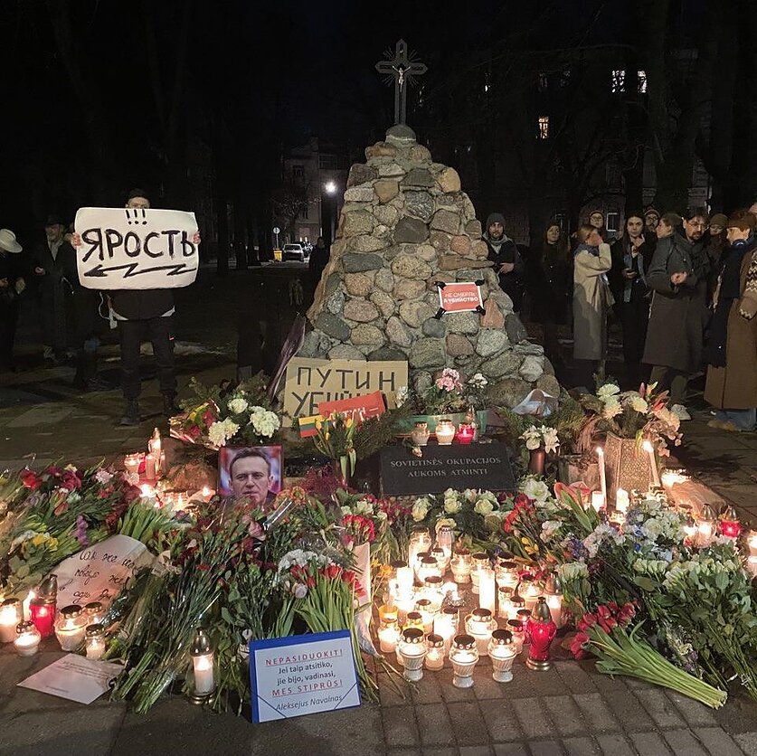 Фото Т. Валкаускаса / LRT, Cтихийный мемориал в память Алексея Навального у музея Оккупаций и борьбы за свободу
