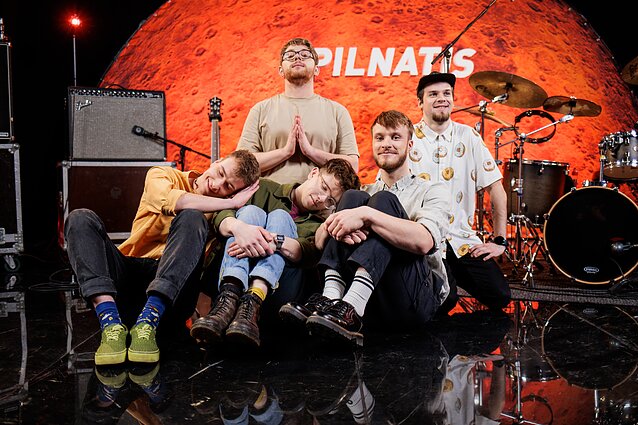 Nuo šokių net paskaus stuburą: mišraus žanro grupė „Kedrostubùras“ pristato naują albumą „KUR SEA VAI“