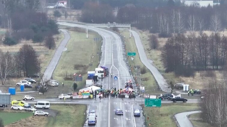 Lenkijos ūkininkams vėl blokuojant pasienį, Zelenskis tai vadina tiesiogine grėsme Ukrainos gynybai nuo Rusijos