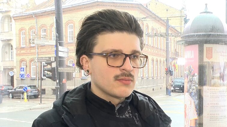 Dėl teatro vadovų siūlymo režisierius Jasinskas nutraukė darbą, kuriant naują spektaklį: traktavo kaip siekį riboti kūrybinę laisvę