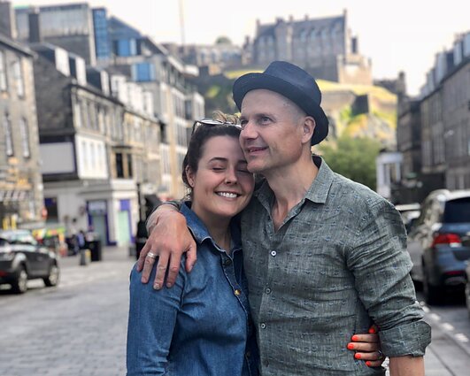 Miglė su tėčiu prieš diplomų įteikimų ceremoniją Edinburge