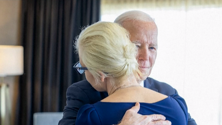 Bidenas susitiko su Navalno našle ir dukra: administracija paskelbė naujas sankcijas Rusijai