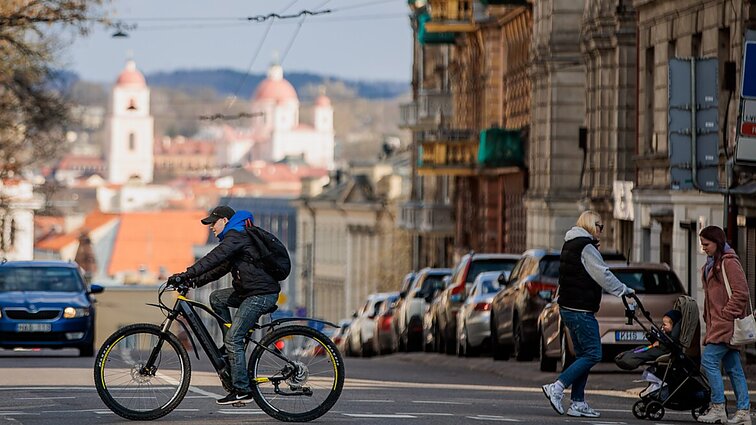 Laukia pavasariškas savaitgalis: džiugins šiluma, tačiau prireiks skėčių
