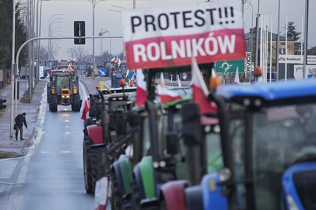 „Solidarumą ištiko erozija“: proputiniškais šūkiais apsijuosę Lenkijos ūkininkai iš Ukrainos grasina atimti 200 mln. eurų