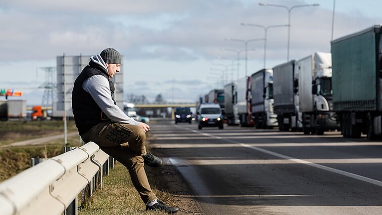 „Muitinė žlugdo jūsų ekonomiką“: baltarusiai karo nepastebi ir skundžiasi dirbtinėmis pasienio eilėmis