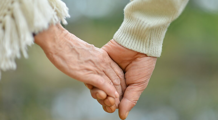 „Tai nėra nei nešvaru, nei nešvanku“: kodėl intymumo ir seksualumo temos vyresniame amžiuje – tabu?