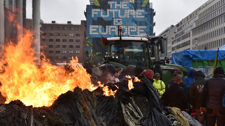 Briuselyje protestuojantys ūkininkai įsismarkavo: gatvėse degina padangas, barsto šieną