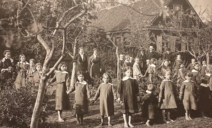 Laikai, kai mergaitės ir berniukai mokydavosi atskirai: kaip skyrėsi jų ugdymo programos?