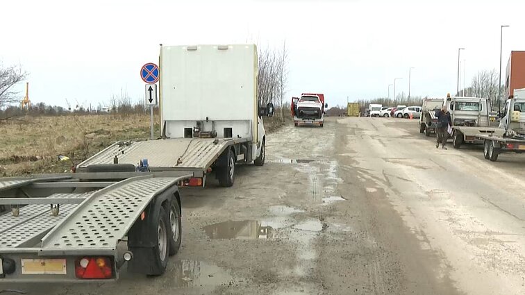 Klaipėdiečiai neapsikenčia automobilvežių kaimynyste – keliai išmušti, pakelės virto šiukšlynais
