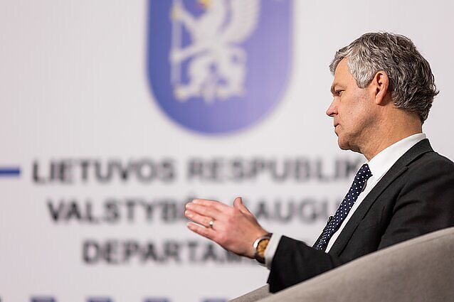 Pranešėjo istorija tęsiasi: Seimo komisija kviečiasi VSD vadovą Jauniškį į posėdį