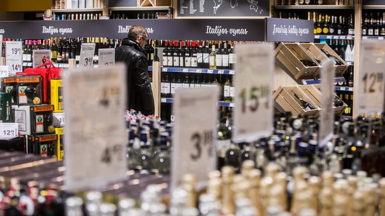 Nenori, kad būtų lengviau įperkama: nuo 2025-ųjų siūloma vis didinti alkoholio ir tabako akcizus