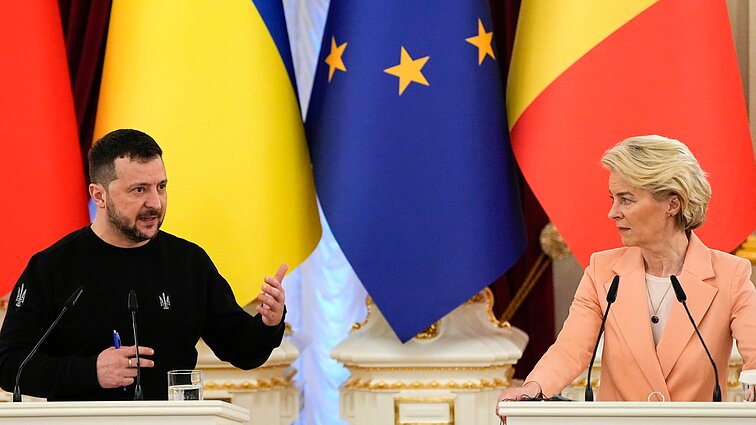 Ursula von der Leyen: laikas diskutuoti apie karinės įrangos Ukrainai pirkimą už pelną iš įšaldyto Rusijos turto