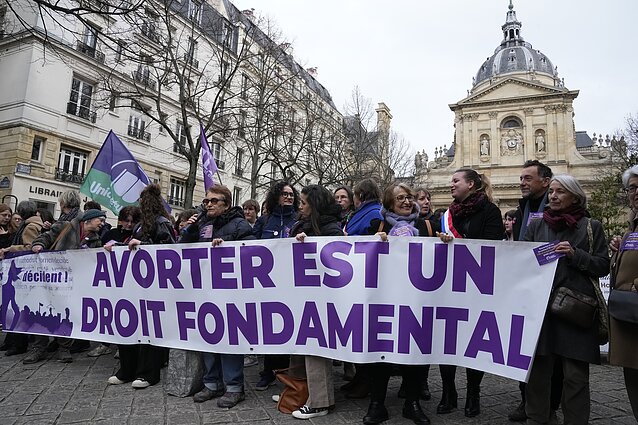Abortų šalininkai piketuoja prieš Prancūzijos Senato sprendimą dėl abortų Abortų šalininkai piketuoja prieš Prancūzijos Senato sprendimą dėl abortų