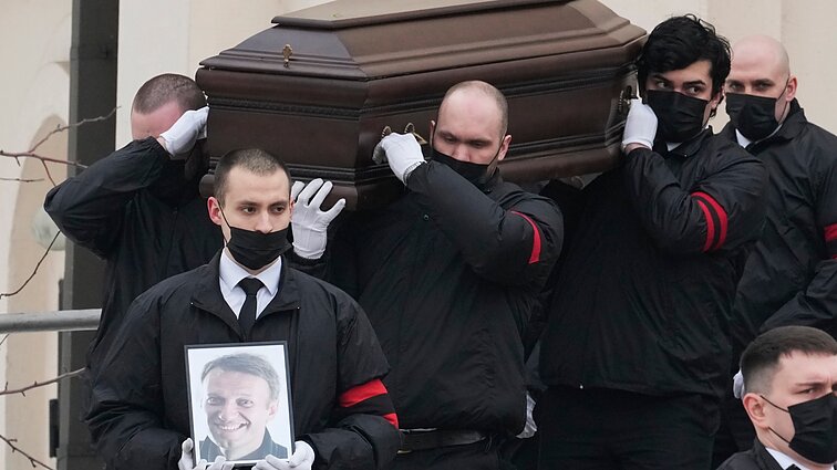 Pagerbti Navalno prie cerkvės susirinko šimtai žmonių: pasirodžius karstui skandavo jo vardą