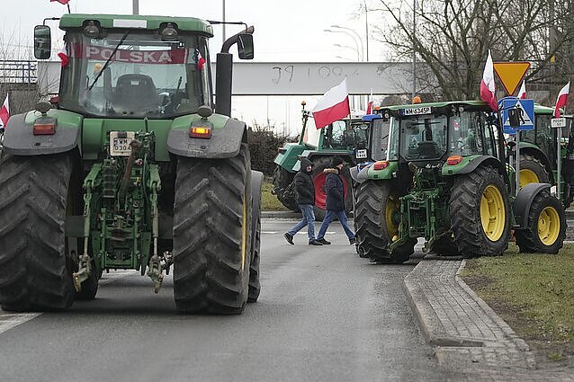 Lenkijos ūkininkai pradėjo Lietuvos vilkikų patikras: protestas, stabdant kiekvieną sunkvežimį, tęsis savaitę