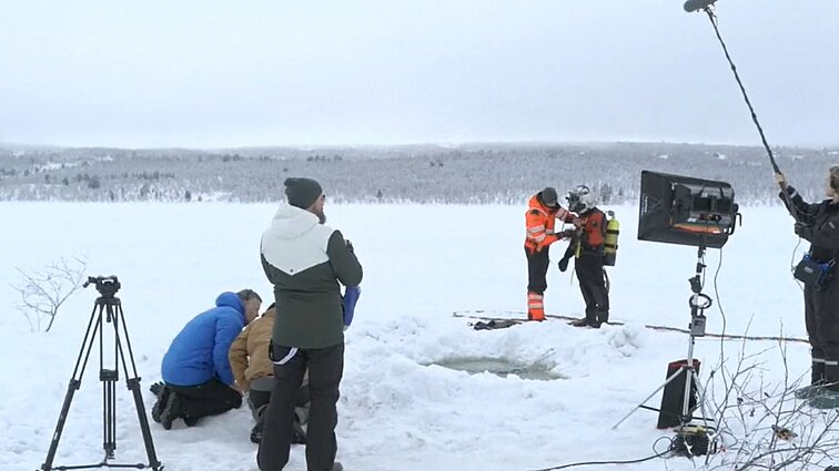 Norvegijoje grupė narai mėgina išsiaiškinti į ežero dugną nugrimzdusio skraidančio objekto kilmę