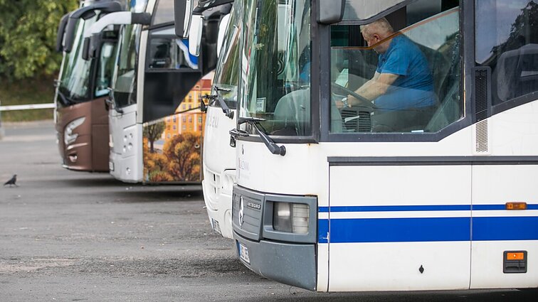 Vis daugiau savivaldybių gyventojus veža nemokamai: kelionės nebekainuoja Skuodo ir Joniškio rajonų gyventojams
