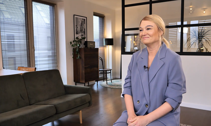 Žurnalistės Lavijos Šurnaitės kurtame interjere – stilių kokteilis: studijos tipo bute gausu medienos, aksomo ir keramikos