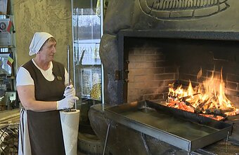 Marytė Gudonienė ruošiasi kepti šakotį Marytė Gudonienė ruošiasi kepti šakotį