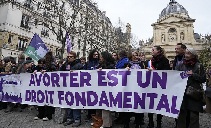 Istorinis sprendimas: kodėl prancūzai ketina teisę į abortą įvirtinti konstitucijoje?