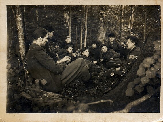 Vyčio apygardos Briedžio rinktinės Aro būrio partizanai poilsio metu. Ramygalos valsč. (dab. Panevėžio r.), apie 1948–1949 m. Vyčio apygardos Briedžio rinktinės Aro būrio partizanai poilsio metu. Ramygalos valsč. (dab. Panevėžio r.), apie 1948–1949 m.