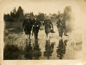 Vyčio apygardos Briedžio rinktinės Aro būrio partizanai brenda vandeniu. Ramygalos valsč. (dab. Panevėžio r.), apie 1948–1949 m. Vyčio apygardos Briedžio rinktinės Aro būrio partizanai brenda vandeniu. Ramygalos valsč. (dab. Panevėžio r.), apie 1948–1949 m.