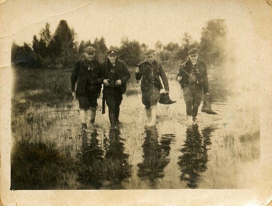 Vyčio apygardos Briedžio rinktinės Aro būrio partizanai brenda vandeniu. Ramygalos valsč. (dab. Panevėžio r.), apie 1948–1949 m. Vyčio apygardos Briedžio rinktinės Aro būrio partizanai brenda vandeniu. Ramygalos valsč. (dab. Panevėžio r.), apie 1948–1949 m.