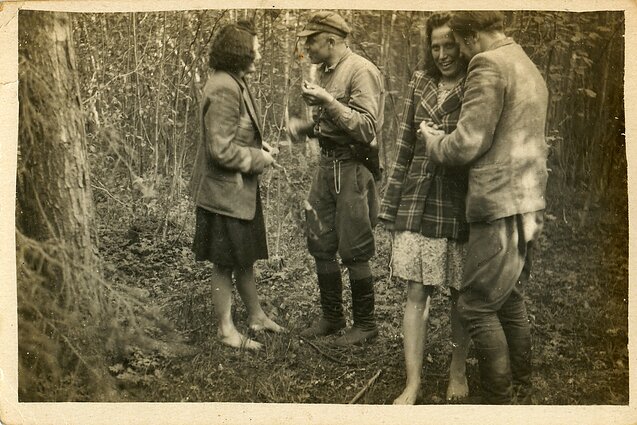 Vyčio apygardos Briedžio rinktinės Aro būrio partizanai ir rėmėjos. Ramygalos valsč. (dab. Panevėžio r.), apie 1948–1949 m. Vyčio apygardos Briedžio rinktinės Aro būrio partizanai ir rėmėjos. Ramygalos valsč. (dab. Panevėžio r.), apie 1948–1949 m.