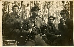 Vyčio apygardos Briedžio rinktinės Aro ir Vinco Gėgžnos-Banaldžio partizanai. Ramygalos–Šėtos valsč. (dab. Panevėžio–Kėdainių r.), apie 1948–1949 m. Vyčio apygardos Briedžio rinktinės Aro ir Vinco Gėgžnos-Banaldžio partizanai. Ramygalos–Šėtos valsč. (dab. Panevėžio–Kėdainių r.), apie 1948–1949 m.