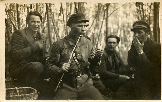 Vyčio apygardos Briedžio rinktinės Aro ir Vinco Gėgžnos-Banaldžio partizanai. Ramygalos–Šėtos valsč. (dab. Panevėžio–Kėdainių r.), apie 1948–1949 m. Vyčio apygardos Briedžio rinktinės Aro ir Vinco Gėgžnos-Banaldžio partizanai. Ramygalos–Šėtos valsč. (dab. Panevėžio–Kėdainių r.), apie 1948–1949 m.
