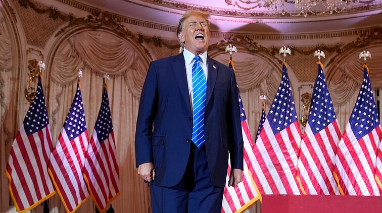 Tarsi vilkintų tyčia: jei Trumpas būtų nuteistas, prarastų daug rinkėjų balsų, bet bylos nukeliamos vis tolyn