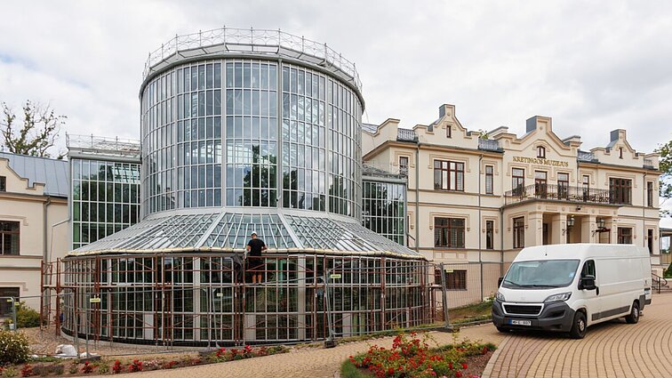 „Niekada tiek žydinčių augalų čia nebuvo“: Žiemos sodą Kretingoje puošia žiedai
